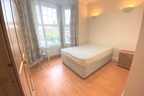 3 bedroom apartment to rent, Tooting Bec Road, SW17