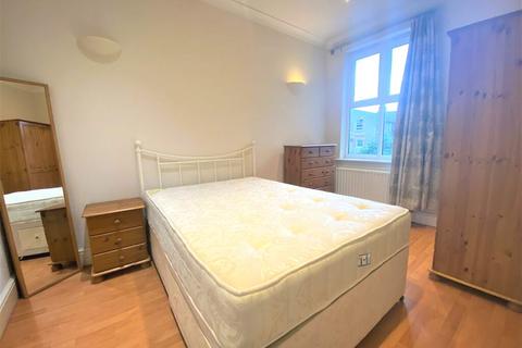 3 bedroom apartment to rent, Tooting Bec Road, SW17