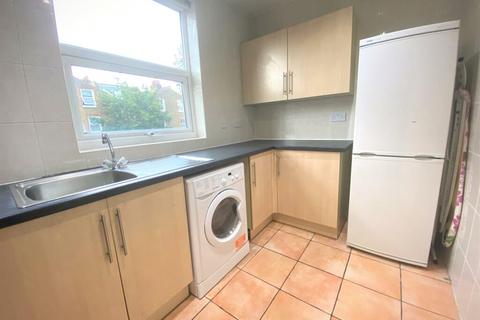 3 bedroom apartment to rent, Tooting Bec Road, SW17