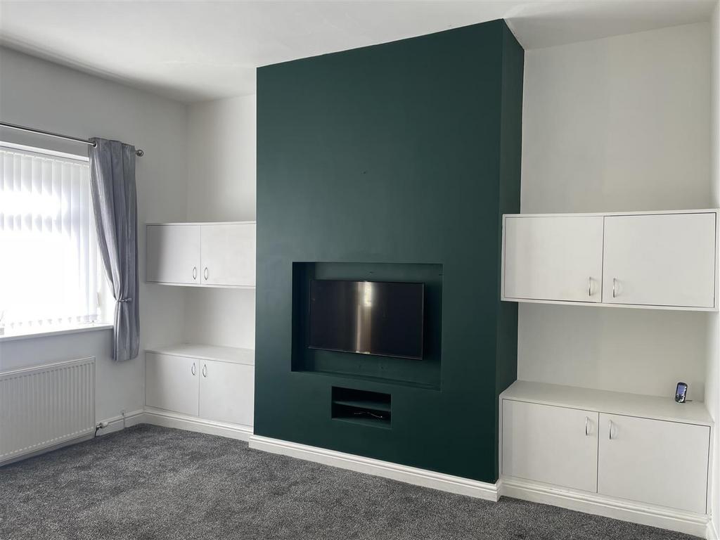 Ripponden Road, Oldham OL1 2 bed terraced house to rent £850 pcm (£