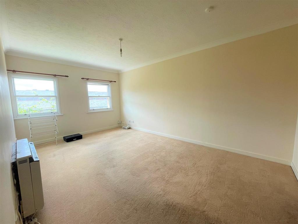 Stratfield House, Aldershot GU11 1 bed apartment to rent £950 pcm (£