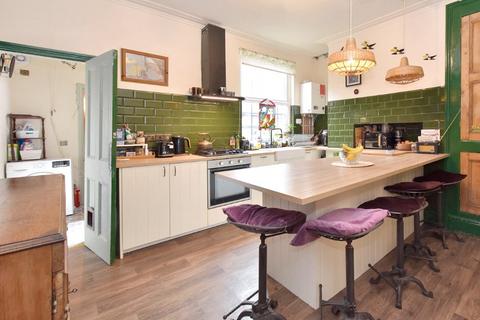 14 Hessle Mount, Leeds, LS6 1EP