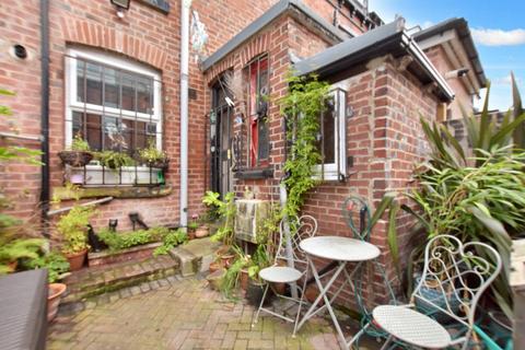 14 Hessle Mount, Leeds, LS6 1EP