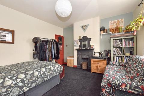 14 Hessle Mount, Leeds, LS6 1EP