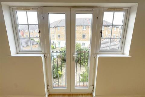 3 bedroom townhouse to rent, Long Beach Mews, Eastbourne BN23