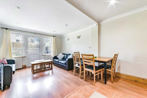 3 bedroom apartment to rent, Tooting Bec Road, SW17