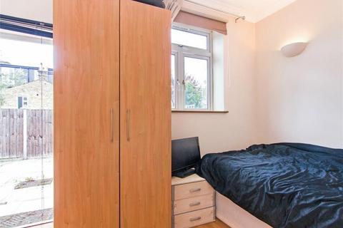 3 bedroom apartment to rent, Montana Road, Tooting Bec, SW17