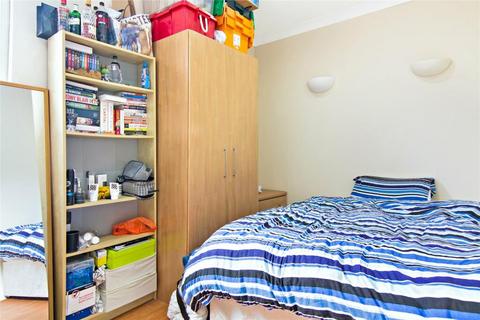 3 bedroom apartment to rent, Montana Road, Tooting Bec, SW17