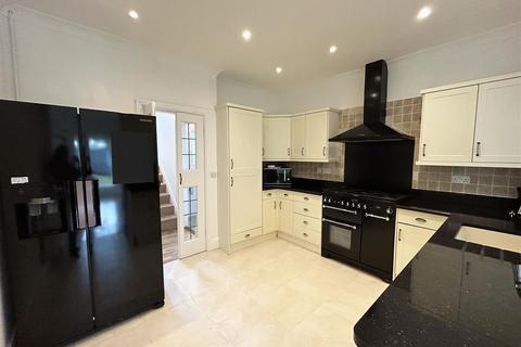 4 bedroom detached house to rent, Birkland Avenue, Nottingham NG3