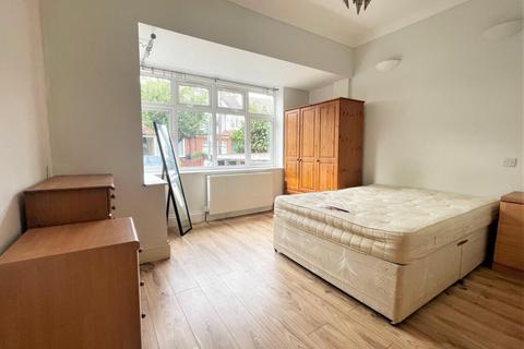 3 bedroom apartment to rent, Montana Road, Tooting Bec, SW17