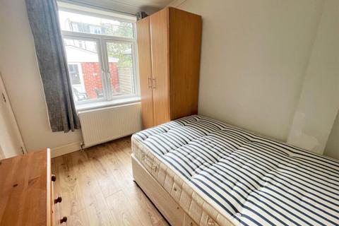 3 bedroom apartment to rent, Montana Road, Tooting Bec, SW17