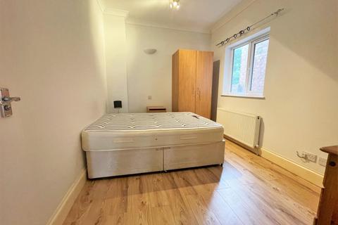 3 bedroom apartment to rent, Montana Road, Tooting Bec, SW17