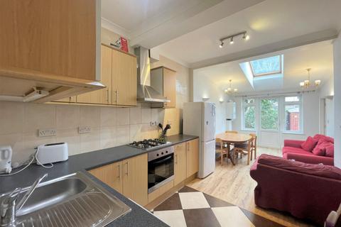 3 bedroom apartment to rent, Montana Road, Tooting Bec, SW17