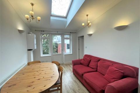 3 bedroom apartment to rent, Montana Road, Tooting Bec, SW17