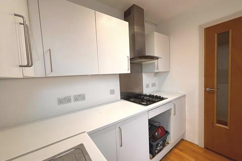 4 bedroom terraced house to rent, Rossiter Road, Balham, SW12