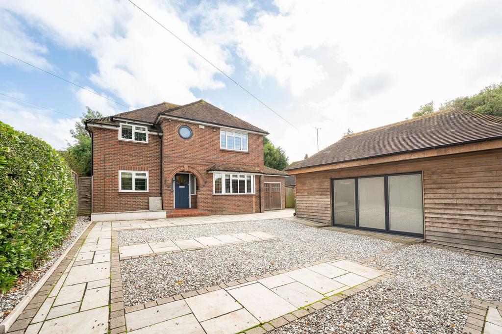 Pondtail Road, Horsham, RH12 5 bed detached house for sale £1,075,000