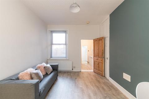 2 bedroom flat to rent, Simonside Terrace, Heaton, Newcastle Upon Tyne