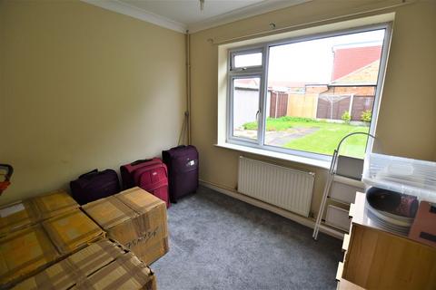 2 bedroom semi-detached bungalow to rent, Whitethorn Close, York YO31