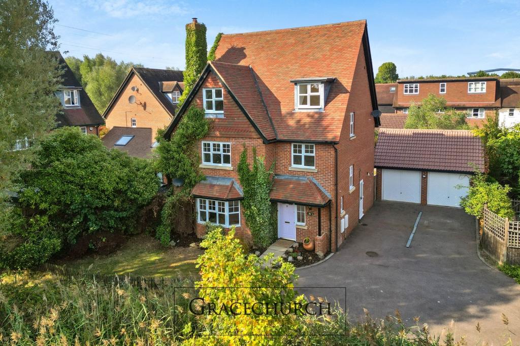 5 bedroom detached home For Sale