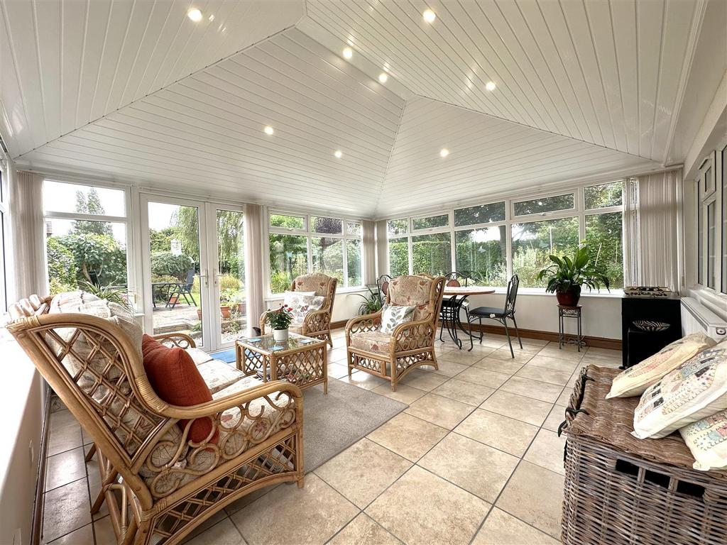 Spacious Sun Room 268