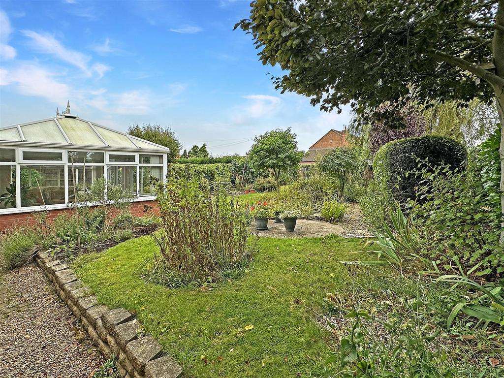 Wonderful SOUTH FACING Garden 303