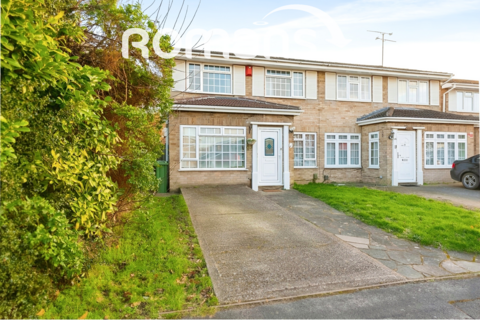 3 bedroom semi-detached house to rent, Saltram Road, Farnborough, GU14