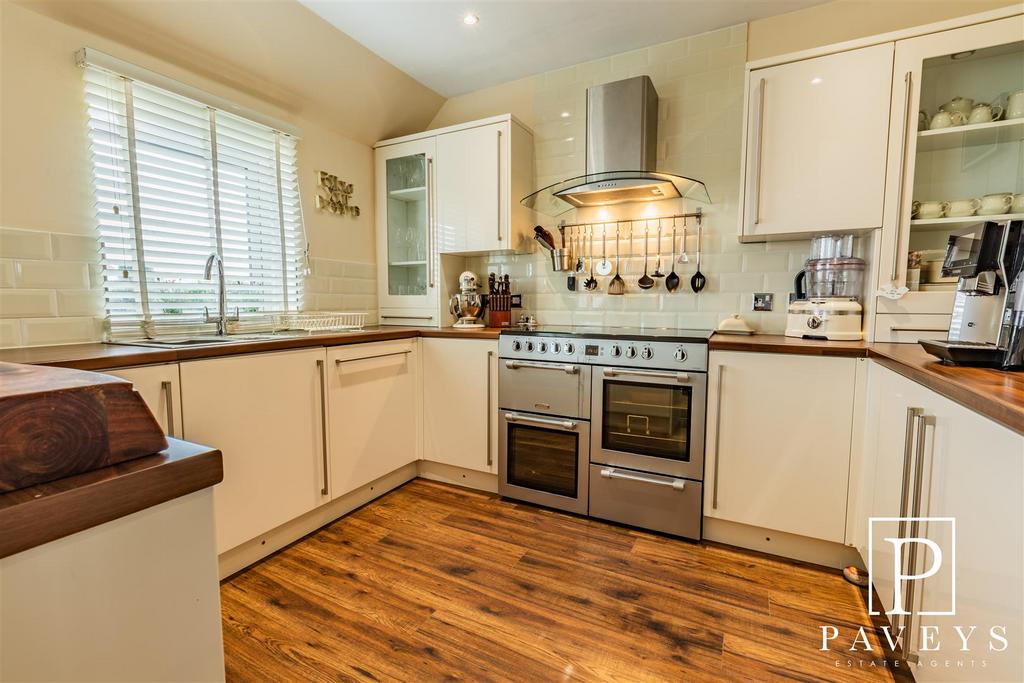 Open plan lounge kitchen diner