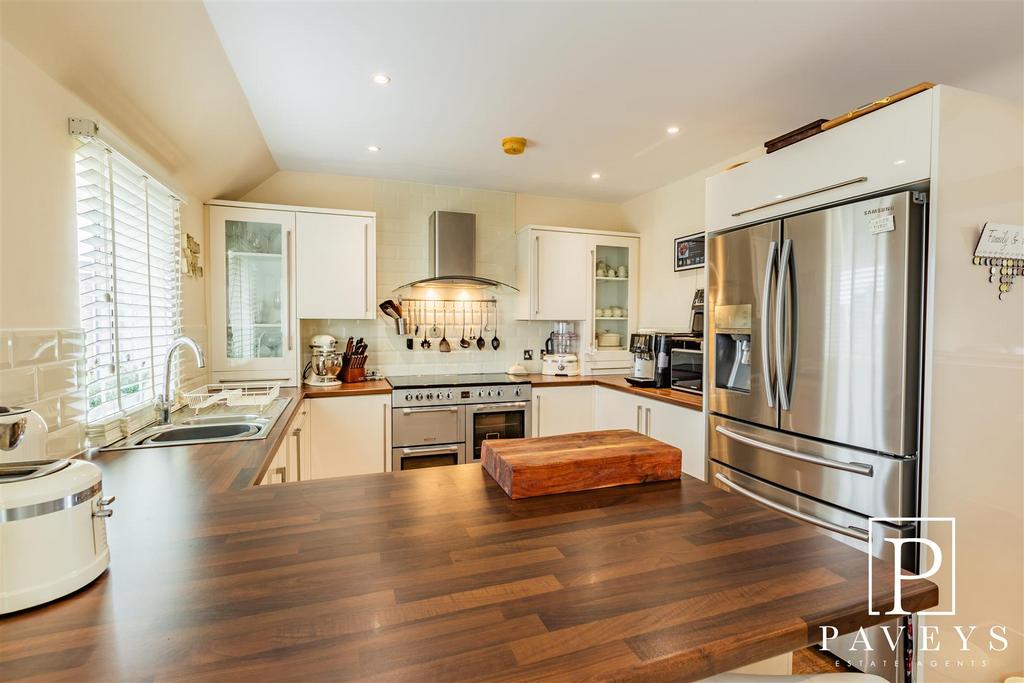 Open plan lounge kitchen diner