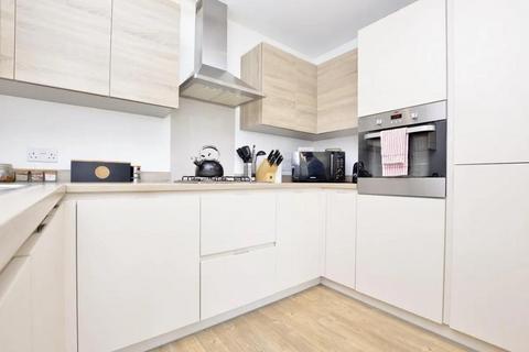 2 bedroom flat for sale, 24 crosness road, London, IG11 0TF