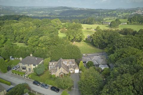 4 bedroom detached house for sale, The Spinney, Leeds LS19