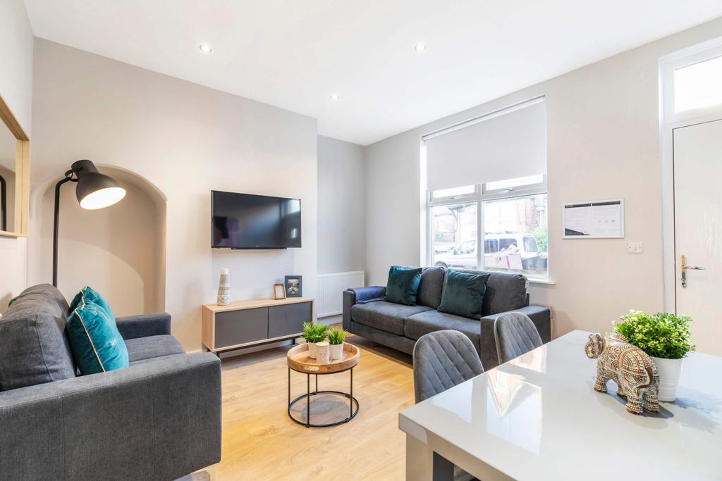 Hartley Grove, Leeds LS6 4 bed house to rent £2,513 pcm (£580 pw)