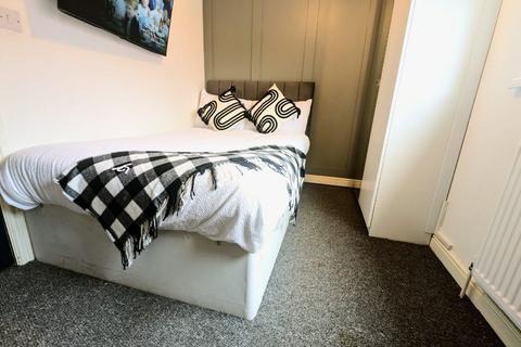 1 bedroom in a house share to rent, Room 4
