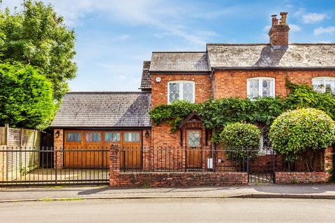 Lyncote Crouch House Road, Edenbridge, TN8 5EE