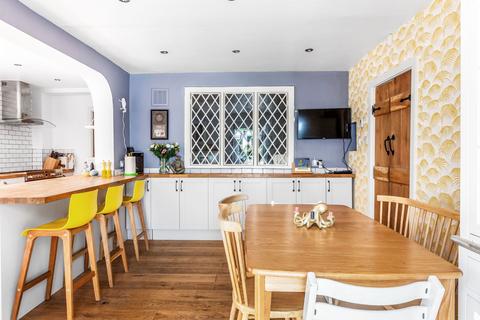 Lyncote Crouch House Road, Edenbridge, TN8 5EE
