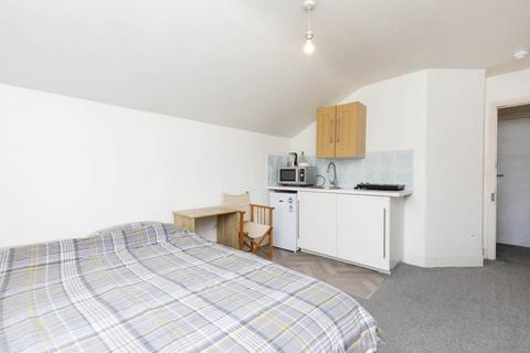 Studio to rent, NW2