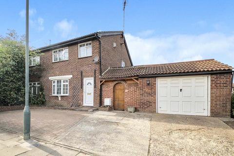 4 bedroom semi-detached house to rent, Wyatt Road, Dartford DA1