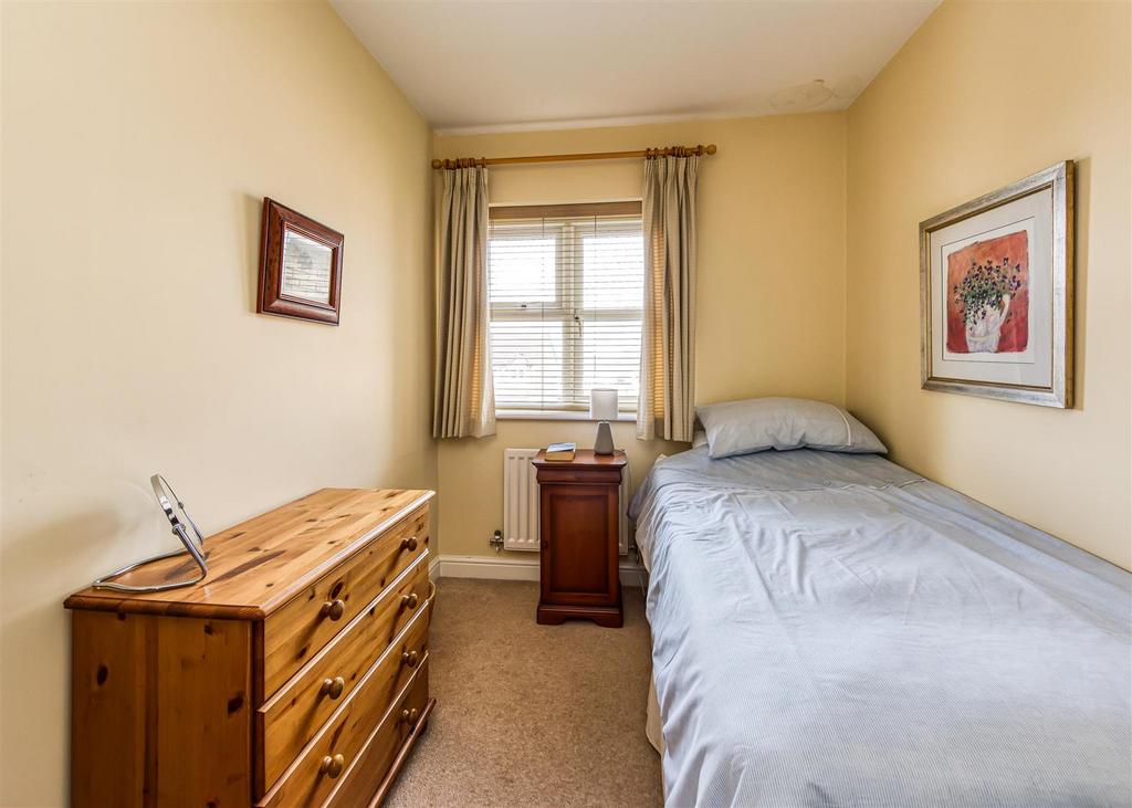 19 Cygnet Court-Bedroom 2.jpg