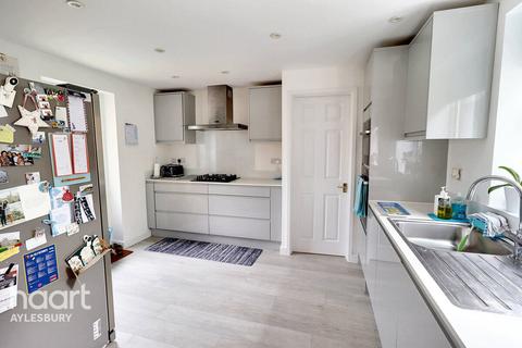 4 bedroom end of terrace house for sale, Ingram Avenue, Aylesbury