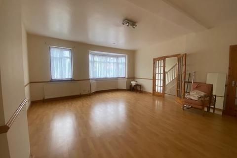 5 bedroom end of terrace house to rent, Long Lane, London, N3