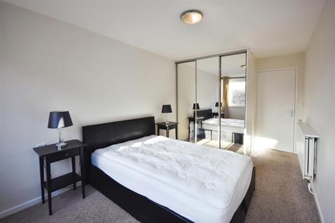 1 bedroom flat to rent, Justin Close, Brentford