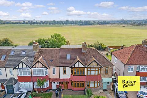 4 bedroom terraced house for sale, Newcastle Avenue, Hainault IG6