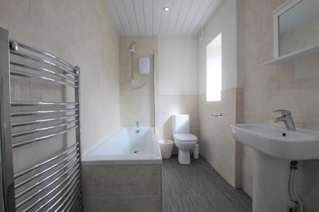 Main Street, Cottingley 2 bed terraced house to rent £750 pcm (£173 pw)