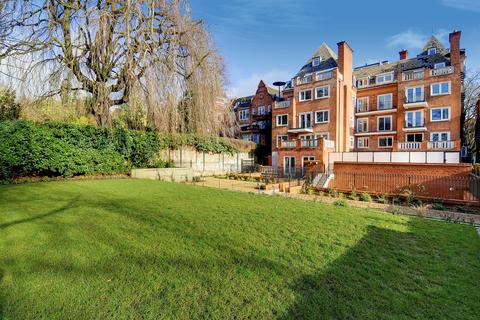 4 bedroom apartment to rent, Fitzjohn's Avenue, NW3