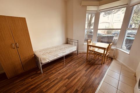 Studio to rent, Florence Road, London N4