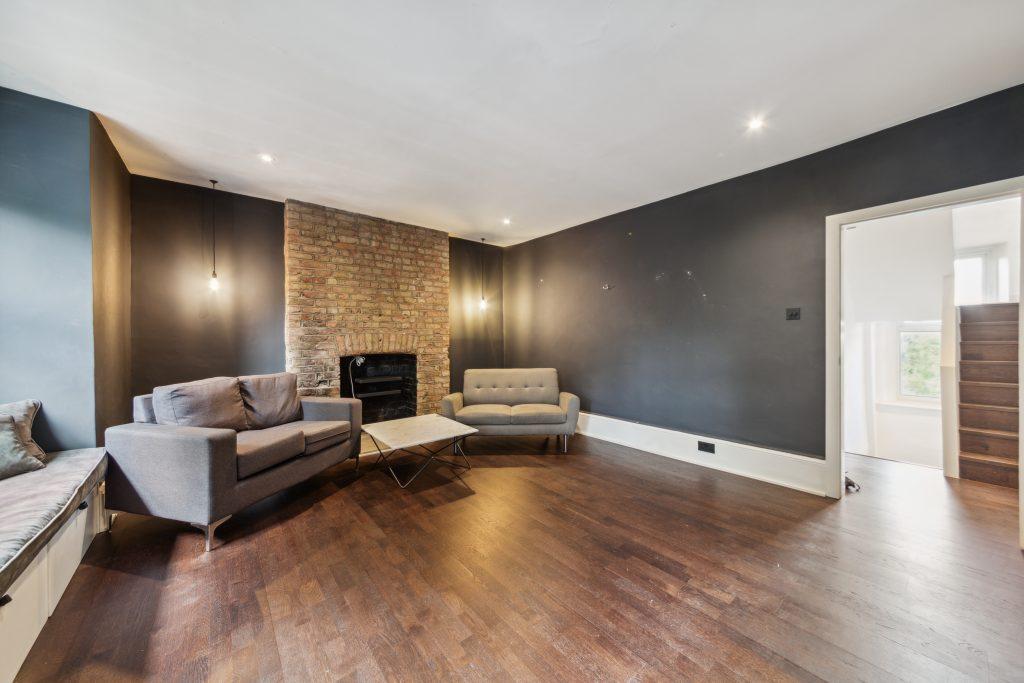St John's Hill, London SW11 2 bed flat to rent £2,600 pcm (£600 pw)