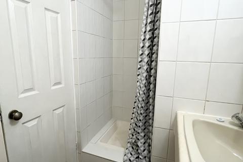 Studio to rent, Pycroft Way, Edmonton, N9