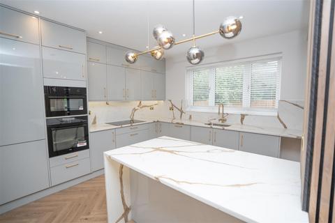 5 bedroom semi-detached house to rent, Roxborough Avenue, Isleworth TW7