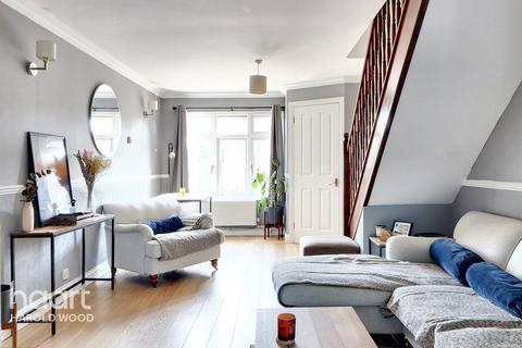 2 Camellia Close, Romford, RM3 0XW