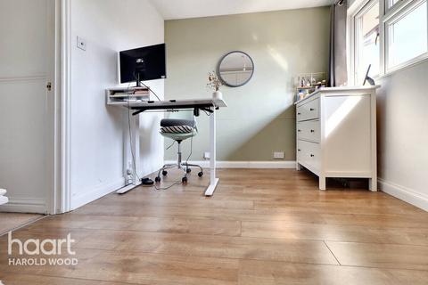 2 Camellia Close, Romford, RM3 0XW
