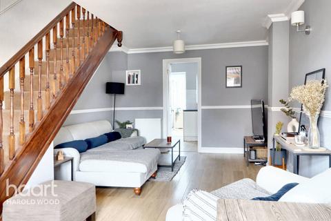 2 Camellia Close, Romford, RM3 0XW